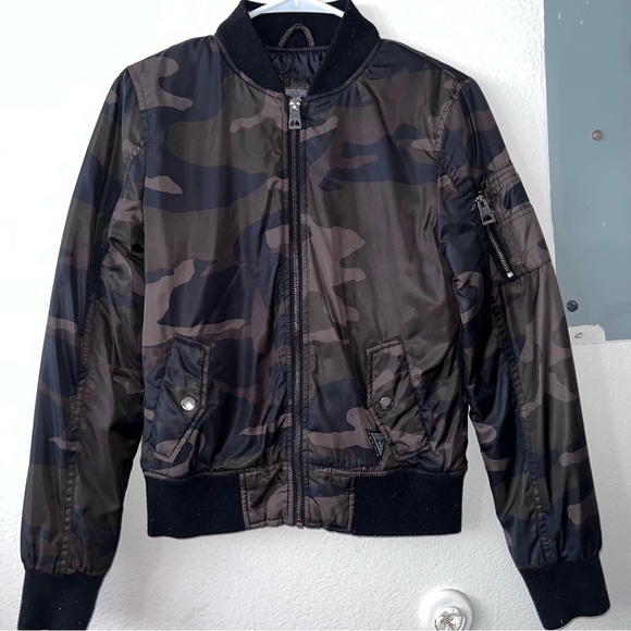GUESS Camo Print Puffer Bomber Jacket - Picture 3 of 5